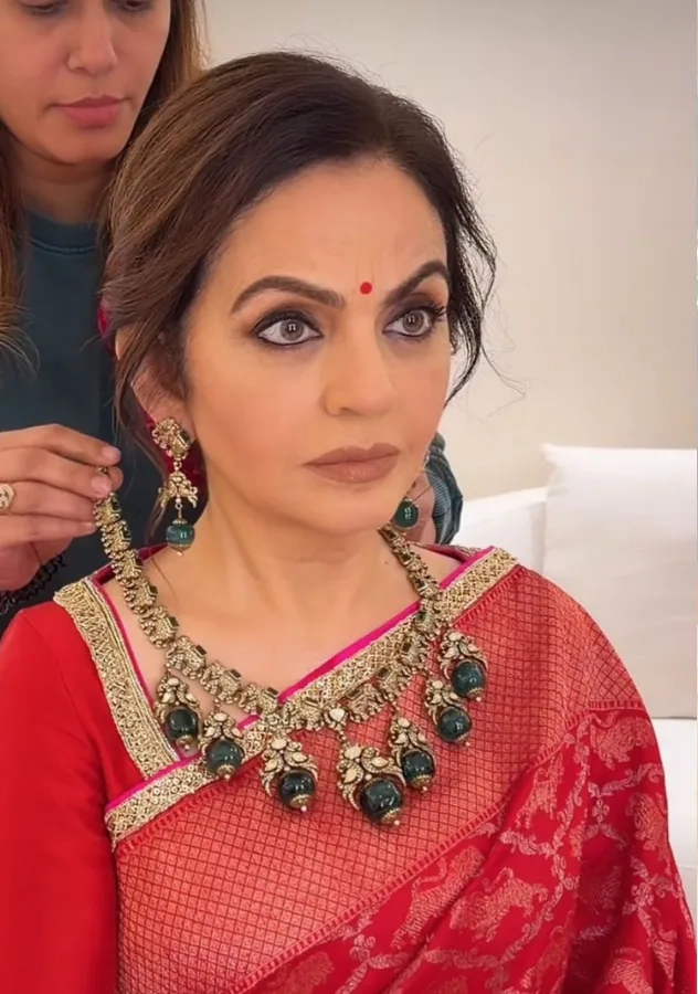 Nita Ambani Royal Emerald Polki Necklace Set